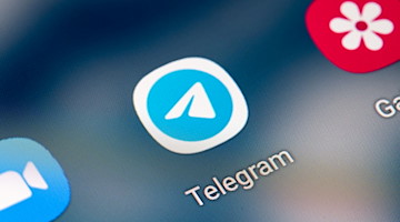 Auf dem Bildschirm eines Smartphones sieht man das Icon der App Telegram. / Foto: Fabian Sommer/dpa/Archivbild