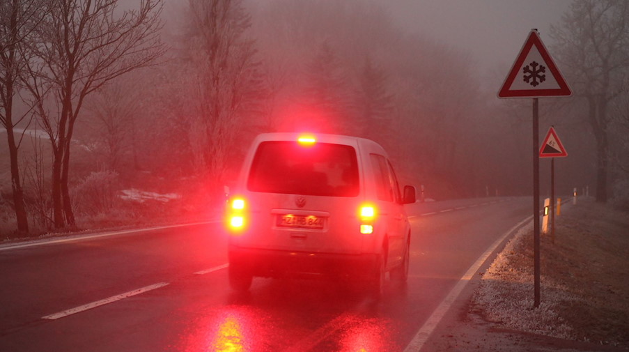 Ein Auto bremst an einem vernebelten Morgen auf einer Straße ab. / Foto: Matthias Bein/dpa-Zentralbild/dpa/Symbolbild