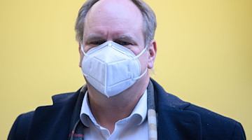 Dresdens Oberbürgermeister Dirk Hilbert trägt eine FFP2-Maske. / Foto: Robert Michael/dpa-Zentralbild/ZB/Archivbild