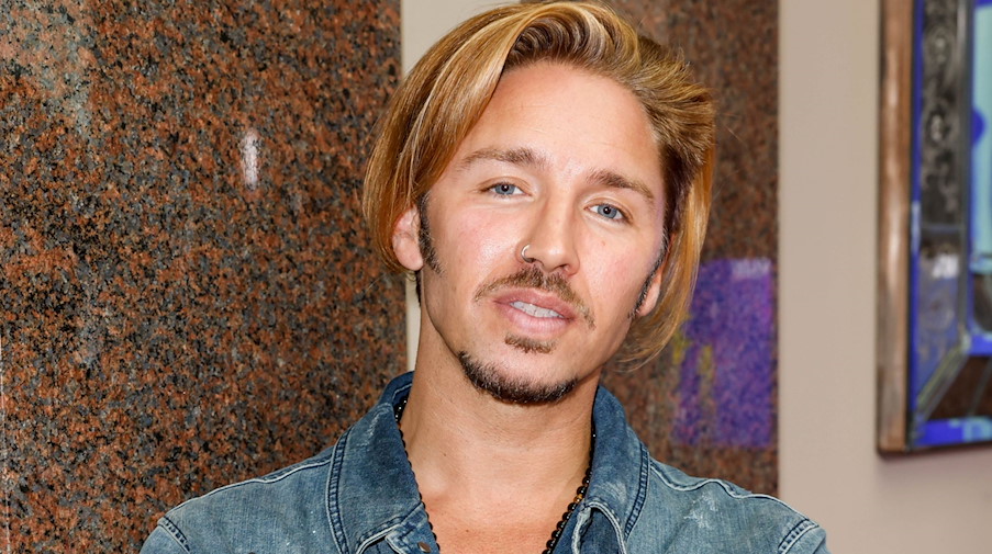 Gil Ofarim kommt zum Fotocall zu «The absolut art of togetherness art talk» im Hotel de Rome. / Foto: Gerald Matzka/dpa