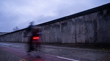 Ein Radfahrer fährt an der Gedenkstätte in der Bernauer Straße vorbei. / Foto: Christophe Gateau/dpa/Archivbild