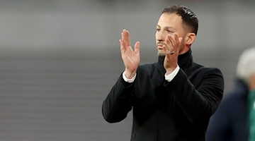 Leipzigs Trainer Domenico Tedesco applaudiert am Spielfeldrand. / Foto: Jan Woitas/dpa