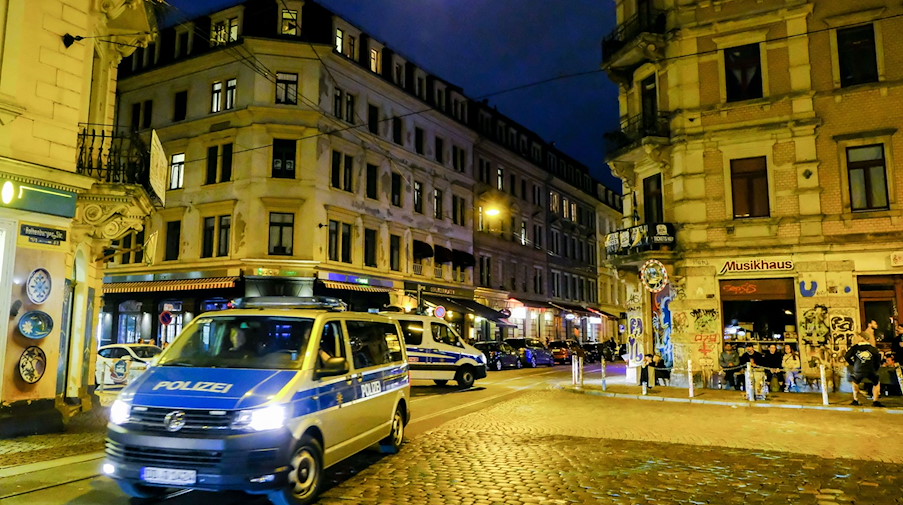 Ein Fahrzeug der Polizei steht auf der Kreuzung Rothenburger Straße/Görlitzer Straße und Luisenstraße "Assi-Eck". (zu dpa «Rückkehr der Party-Hotspots? Kommunen bereiten sich auf Sommer vor») / Foto: Arvid Müller/dpa-Zentralbild/dpa/Archivbild