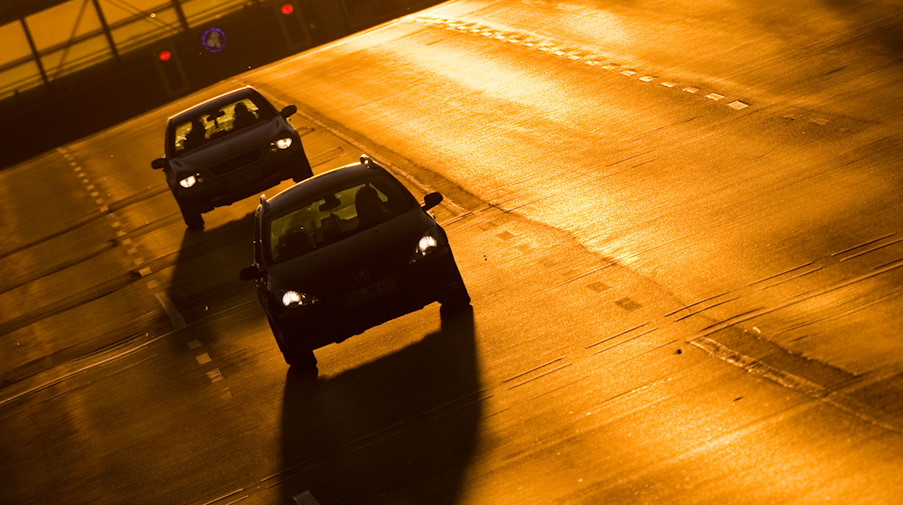 Autos fahren im Gegenlicht der aufgehenden Sonne. / Foto: Julian Stratenschulte/dpa/Symbolbild