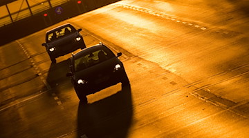 Autos fahren im Gegenlicht der aufgehenden Sonne. / Foto: Julian Stratenschulte/dpa/Symbolbild