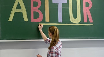Eine Schülerin unterstreicht das Wort «Abitur» an der Tafel. / Foto: picture alliance/dpa/Symbolbild