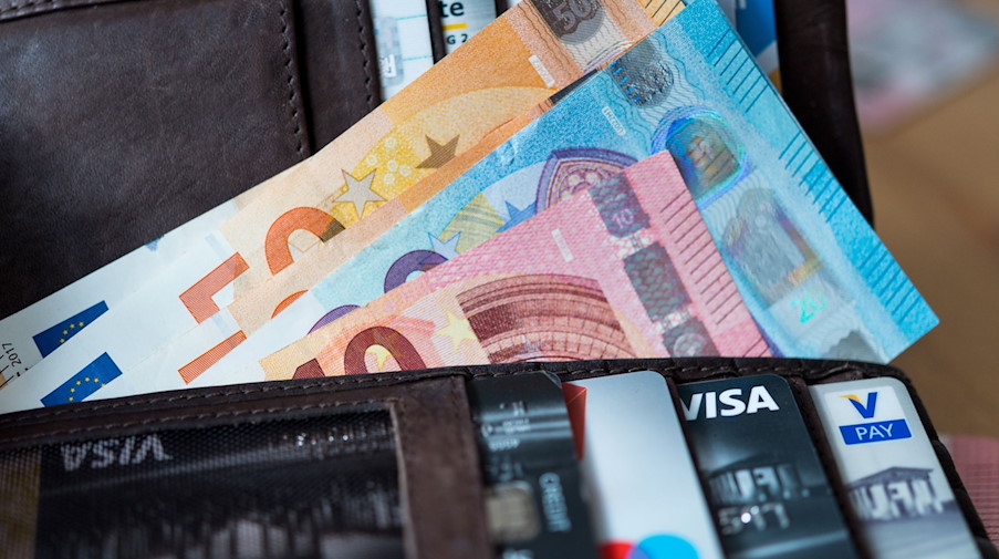 Zahlreiche Banknoten und Bankkarten liegen in einer Geldbörse. / Foto: Monika Skolimowska/zb/dpa/Illustration