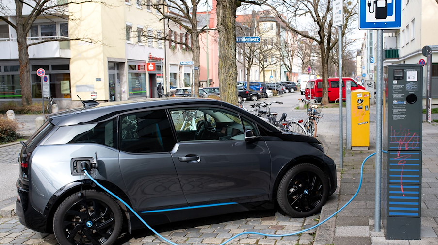 Ein Elektroauto wird an einer Ladesäule geladen. / Foto: Sven Hoppe/dpa/Archivbild