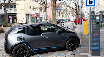 Ein Elektroauto wird an einer Ladesäule geladen. / Foto: Sven Hoppe/dpa/Archivbild