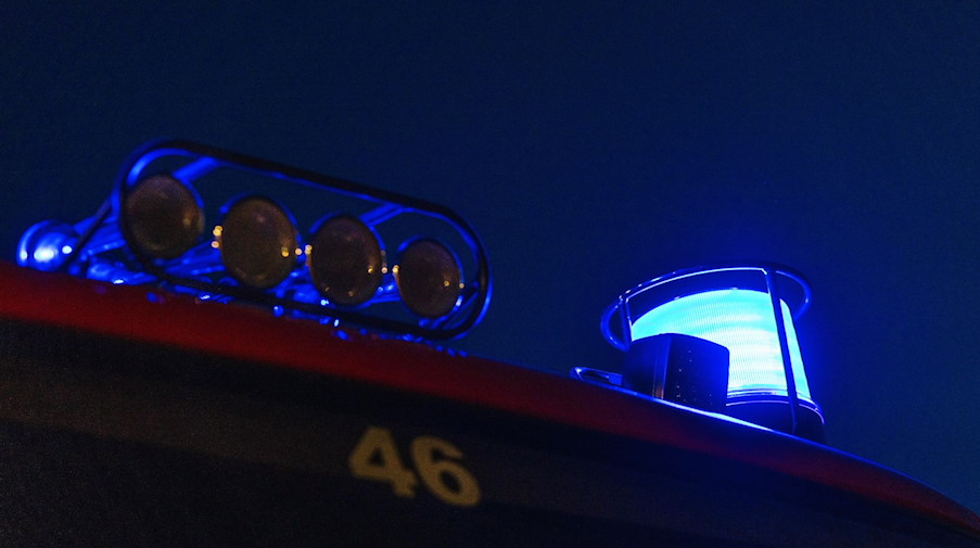 Das Blaulicht leuchtet auf dem Dach eines Feuerwehrfahrzeugs. / Foto: Philipp von Ditfurth/dpa/Symbolbild