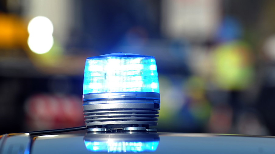 Das Blaulicht eines Streifenwagens der Polizei leuchtet. / Foto: Stefan Puchner/dpa/Symbolbild