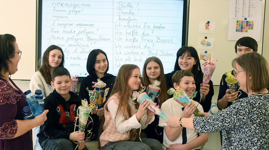 In der Oberschule in Bad Düben bekommen die Kinder aus der Ukraine zur Begrüßung Süßigkeiten. / Foto: Waltraud Grubitzsch/dpa-Zentralbild/Archivbild