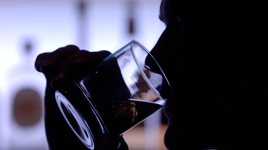 Ein Mann trinkt Whisky aus einem Glas. / Foto: Klaus-Dietmar Gabbert/dpa/Symbolbild