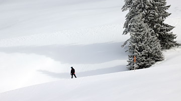Ein Snowboarder fährt über die Piste / Foto: Karl-Josef Hildenbrand/dpa/Symbolbild