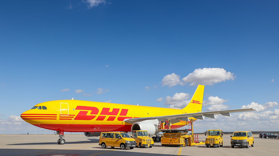 Ein Frachtflugzeug von DHL und verschiedene Fahrzeuge für die Logistik stehen auf dem Flughafen Leipzig/Halle. / Foto: Jan Woitas/dpa-Zentralbild/dpa/Archivbild