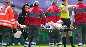 Aues Dirk Carlson wird verletzt vom Platz getragen. / Foto: Robert Michael/dpa