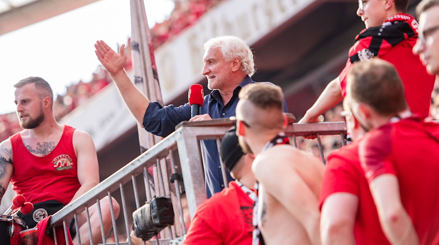 Rudi Völler (M), Geschäftsführer Sport von Leverkusen, steht nach der Partie im Fanblock. / Foto: Marius Becker/dpa