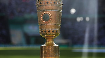 Der DFB-Pokal steht vor dem Spiel auf einem Podest. / Foto: Tom Weller/dpa