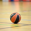 Ein Ball liegt auf einem Basketball-Spielfeld. / Foto: Soeren Stache/dpa-Zentralbild/dpa/Symbolbild