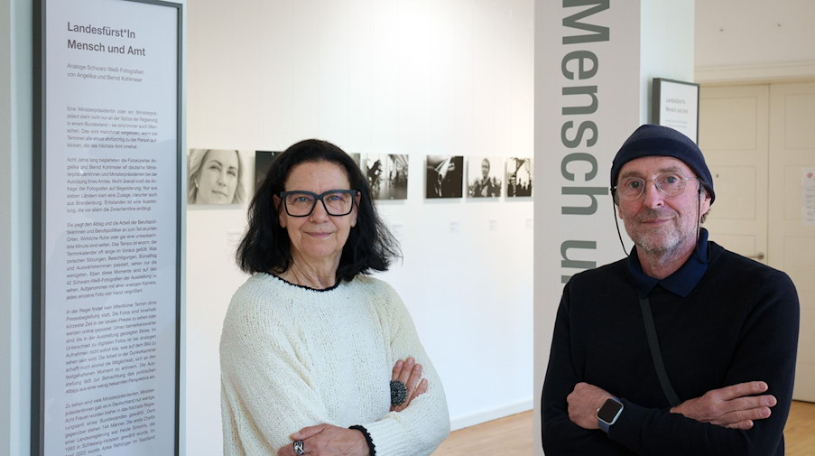 Künstlerpaar Angelika und Bernd Kohlmeier stehen in der Ausstellung „Landesfürst*in. Mensch und Amt“. / Foto: Soeren Stache/dpa