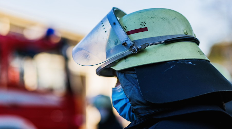 Ein Feuerwehrmann mit Helm und Maske. / Foto: Philipp von Ditfurth/dpa/Symbolbild