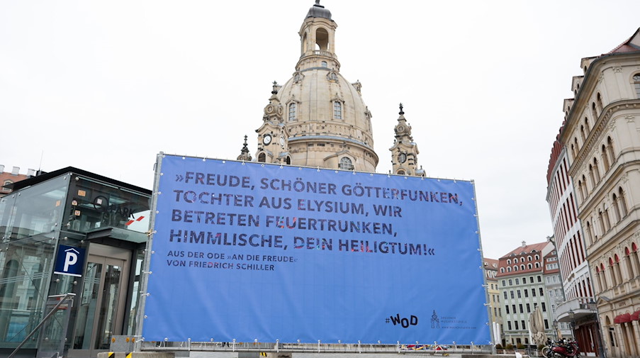 Ein Plakat der Dresdner Musikfestspiele steht auf dem Neumarkt vor der Frauenkirche. / Foto: Sebastian Kahnert/dpa-Zentralbild/dpa/Archivbild