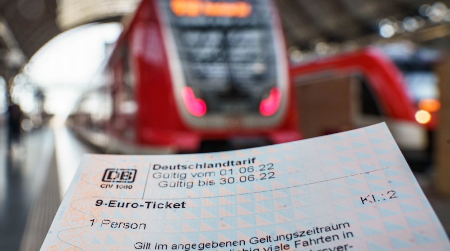 Ein frisch an einem Automaten der Deutschen Bahn erworbenes 9-Euro-Ticket. / Foto: Frank Rumpenhorst/dpa/Symbolbild
