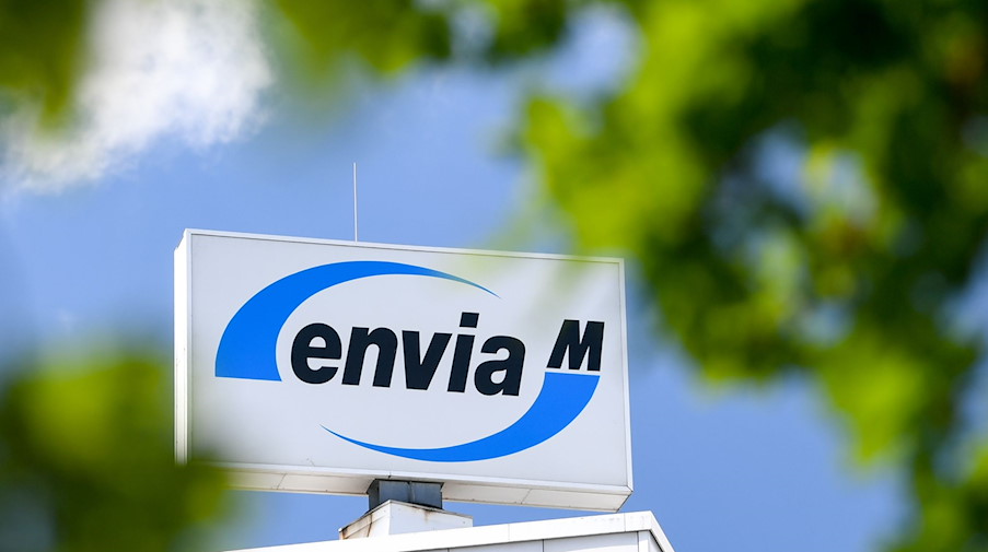 Das Logo des Energiedienstleisters EnviaM dreht sich auf dem Dach der Unternehmenszentrale. / Foto: Hendrik Schmidt/dpa-Zentralbild/dpa