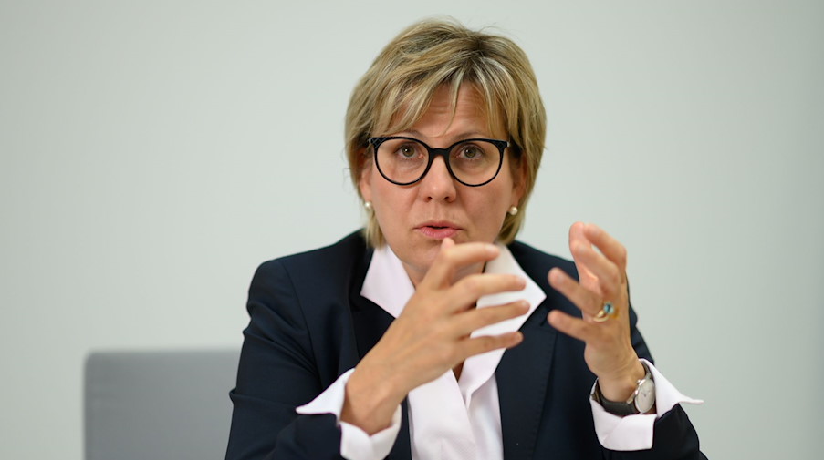 Barbara Klepsch (CDU), Ministerin für Kultur und Tourismus in Sachsen, gestikuliert. / Foto: Robert Michael/dpa-Zentralbild/dpa