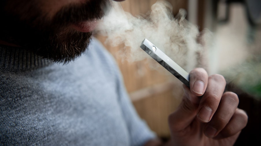 Ein Mann raucht eine E-Zigarette. / Foto: Fabian Strauch/dpa/Symbolbild