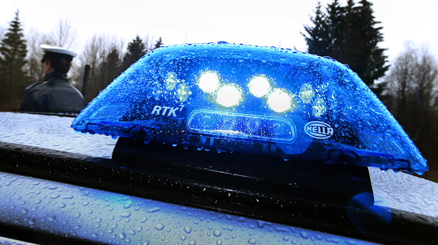 Ein Blaulicht leuchtet auf dem Dach eines Streifenwagens der Polizei. / Foto: Karl-Josef Hildenbrand/dpa/Symbolbild