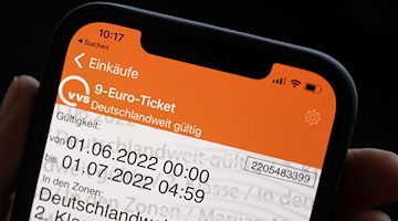 Ein 9 Euro Ticket ist auf dem Display eines Smartphones zu sehen. / Foto: Marijan Murat/dpa/Symbolbild