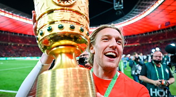Leipzigs Emil Forsberg jubelt nach dem gewonnenen Spiel mit dem DFB-Pokal. / Foto: Robert Michael/dpa