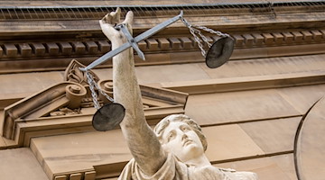 Vor einem Gericht hält eine Statue der Justitia eine Waagschale. / Foto: Stefan Puchner/dpa/Symbolbild