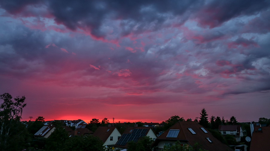 Blick auf aufziehenden Gewitterwolken über dem Leipziger Westen. / Foto: Jan Woitas/dpa