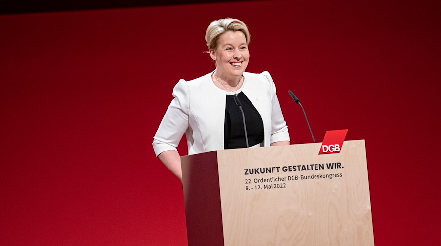 Berlins Regierende Bürgermeisterin Franziska Giffey spricht in Berlin. / Foto: Fabian Sommer/dpa/Archivbild