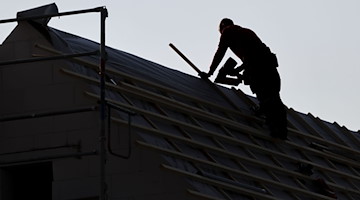 Ein Dachdecker arbeitet auf einem Einfamilienhaus am Leipziger Stadtrand. / Foto: Jan Woitas/dpa/Symbolbild