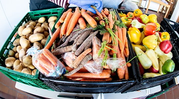 Gemüse lagert bei einer Ausgabe von Lebensmitteln einer Tafel in Kisten. / Foto: Hauke-Christian Dittrich/dpa/Archivbild