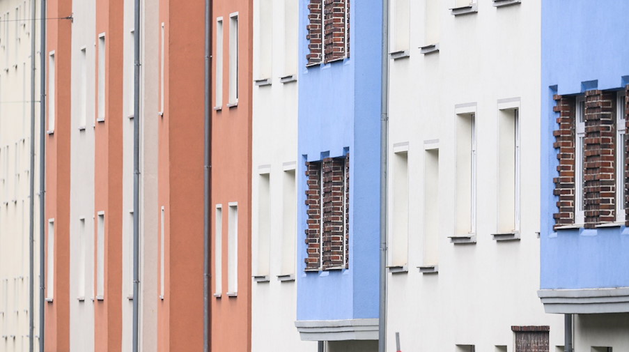 Blick auf Mehrfamilienhäuser in der Innenstadt. / Foto: Julian Stratenschulte/dpa/Symbolbild