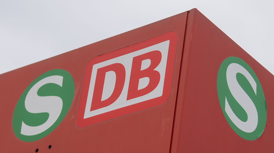 Ein S-Bahn-Logo und das Logo der Deutschen Bahn sind an einem Haltepunkt zu sehen. / Foto: Hendrik Schmidt/dpa-Zentralbild/dpa/Archivbild