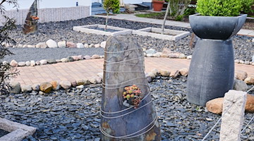 Größere und kleinere Steine liegen in einem Vorgarten. / Foto: Annette Riedl/dpa/Symbolbild