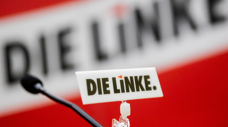 Das Logo der Partei Die Linke ist bei einem Sonderparteitag der Berliner Linken an einem Mikrophon zu sehen. / Foto: Christoph Soeder/dpa