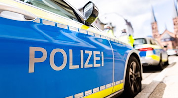Zwei Streifenwagen der Polizei stehen am Straßenrand. / Foto: Philipp von Ditfurth/dpa/Symbolbild