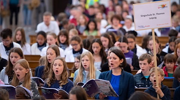 Chöre proben beim Chorfest «Du bist unser Friede» in der Kathedrale St. Trinitatis. / Foto: Matthias Rietschel/dpa
