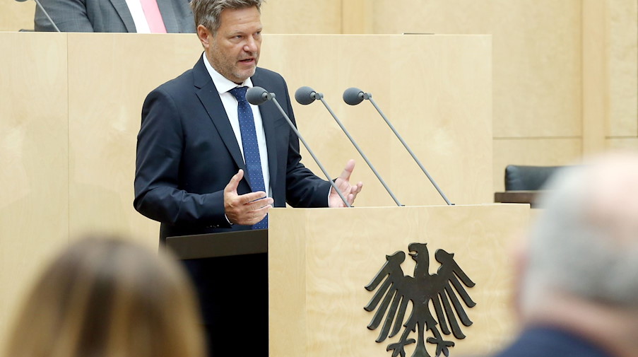 Robert Habeck (Bündnis 90/Grüne) spricht im Bundesrat. / Foto: Wolfgang Kumm/dpa