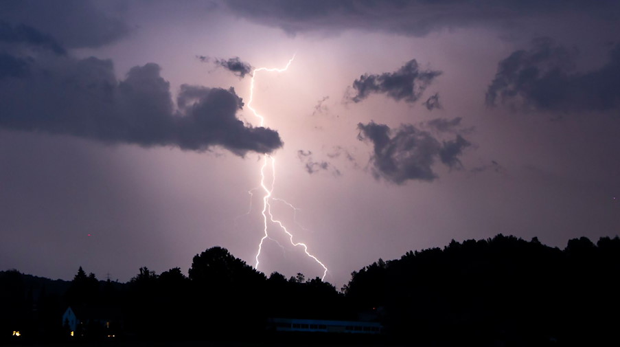 Ein Blitz erhellt den Nachthimmel. / Foto: Tobias Hartl/Vifogra/dpa/Symbolbild