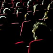 Besucherinnen und Besucher sitzen in einem Kino. / Foto: Nicolas Armer/dpa/Symbolbild
