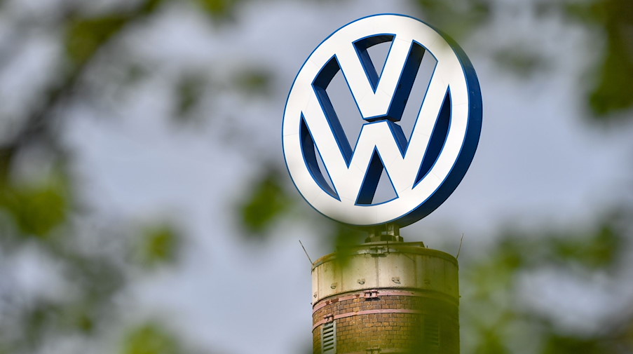 Das Volkswagen-Logo dreht sich auf einem Schornstein. / Foto: Hendrik Schmidt/dpa-Zentralbild/dpa/Archivbild