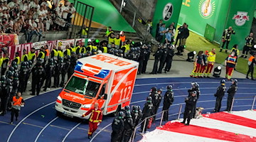 Ein Krankenwagen fährt in das Stadion. / Foto: Soeren Stache/dpa/Archivbild
