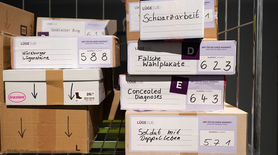 Paket-Attrappen liegen im Deutschen Hygiene-Museum in der Ausstellung «Fake. Die ganze Wahrheit». / Foto: Sebastian Kahnert/dpa